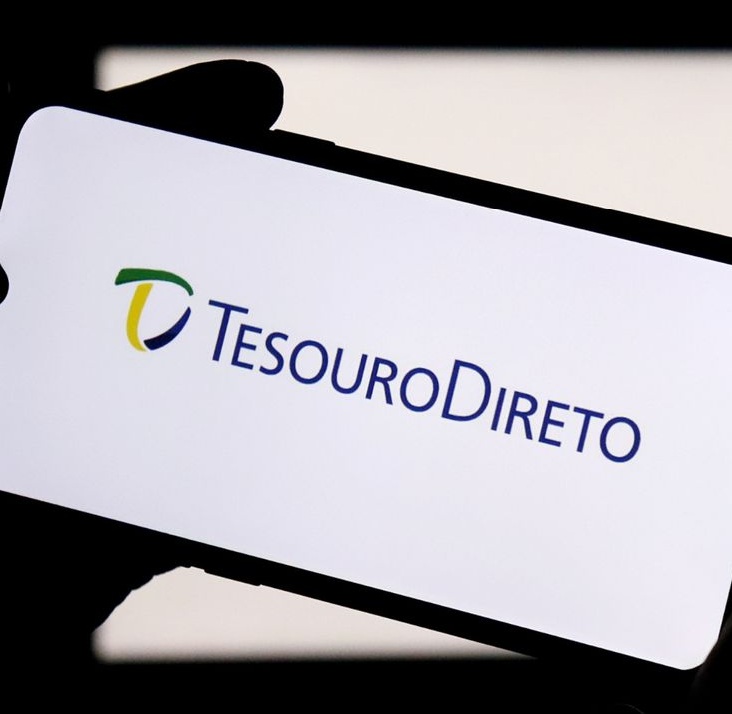 Tela de celular exibindo o logo do Tesouro Direto, plataforma oficial de investimentos em títulos públicos do governo federal.